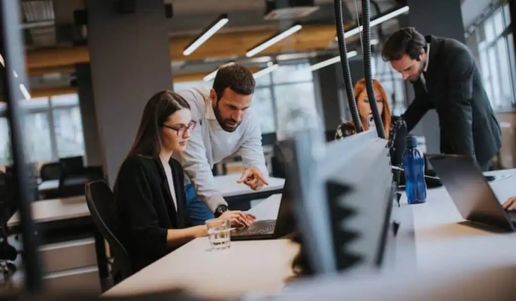 Siete hábitos poderosos para alcanzar el éxito si es emprendedor La mezcla de generaciones en una empresa mejora las oportunidades para tener equipos más consolidados.