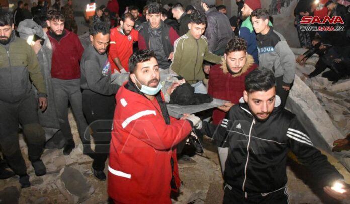 Víctimas del terremoto entre Turquía y Siria ascienden a casi 1.800 personas.