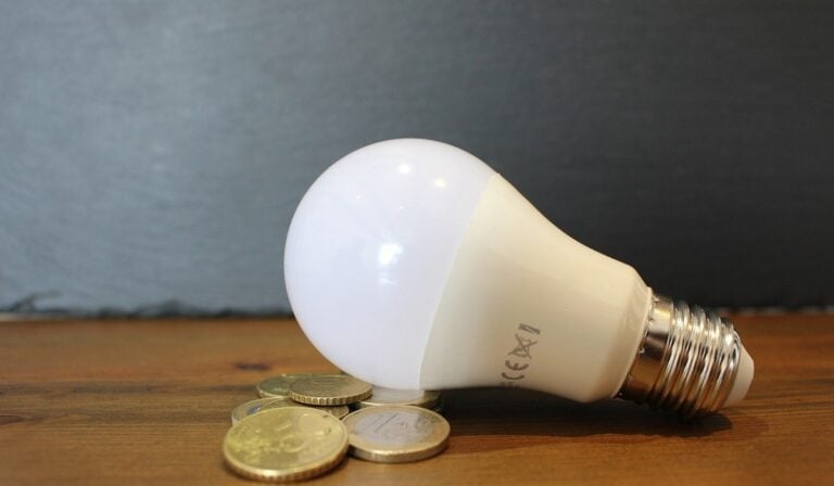 Gobierno Petro busca nuevamente diferir deudas de comercializadoras de energía en Colombia
