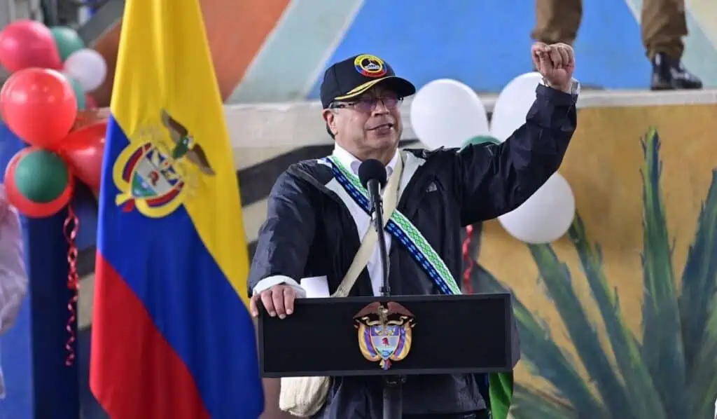 Suspendido decreto que permitía al presidente Gustavo Petro regular los servicios públicos en Colombia Suspendido decreto que permitía al presidente Gustavo Petro regular los servicios públicos en Colombia.