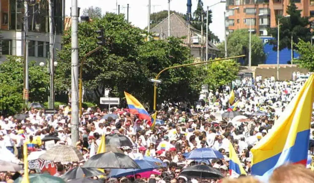 Comerciantes en Colombia, preocupados por la caída en ventas Marchas 15 de febrero en Colombia