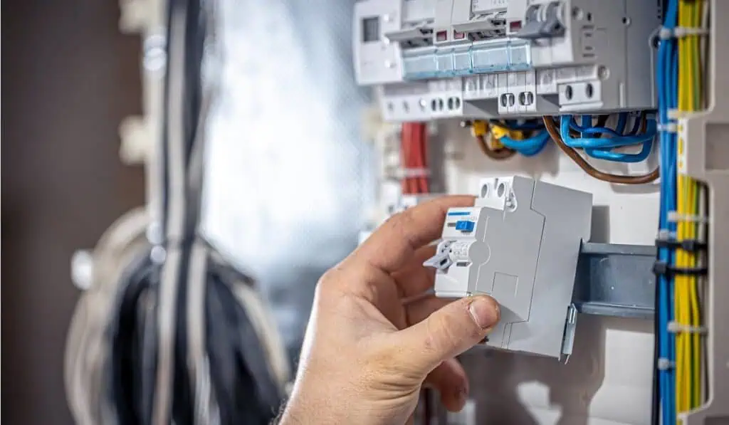 Plantas eléctricas, una opción para evitar apagones en hogares Hitachi Energy invertirá US$1.500 millones en aumentar producción de transformadores