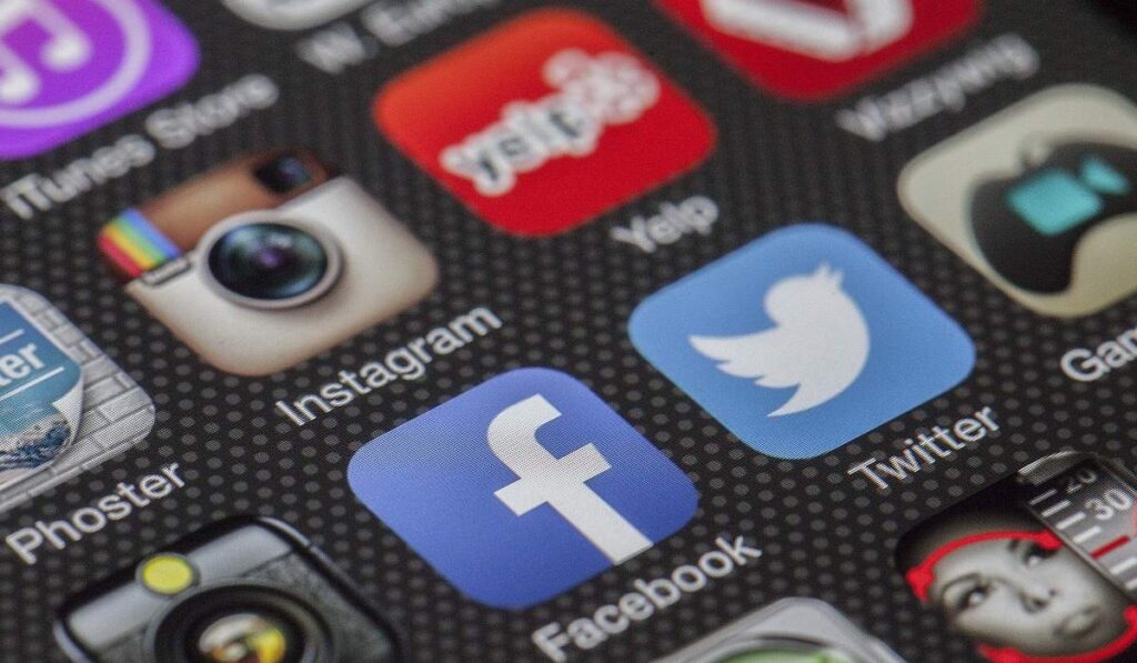 Las redes sociales más conocidas son Twitter, Facebook e Instagram.