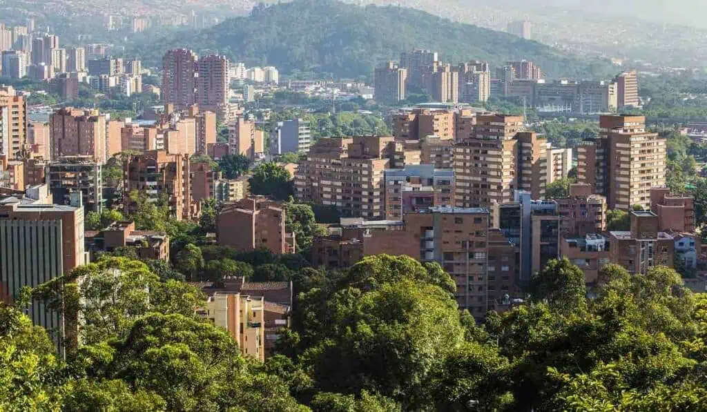 La economía de Colombia ya completa tres meses cayendo: ¿hay riesgo de recesión? Calles de Colombia. Imagen de Ulises Casaraz en Pixabay.
