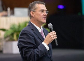 Carlos Raúl Yepes, expresidente de Bancolombia, interviene en la Asamblea de Accionistas de Grupo Sura