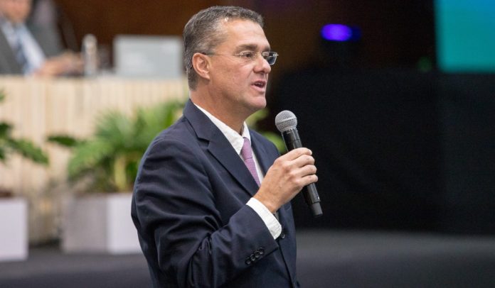 Carlos Raúl Yepes, expresidente de Bancolombia, interviene en la Asamblea de Accionistas de Grupo Sura