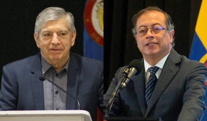 César Gaviria del Partido Liberal, que hace parte de la coalición de gobierno, y el presidente Gustavo Petro