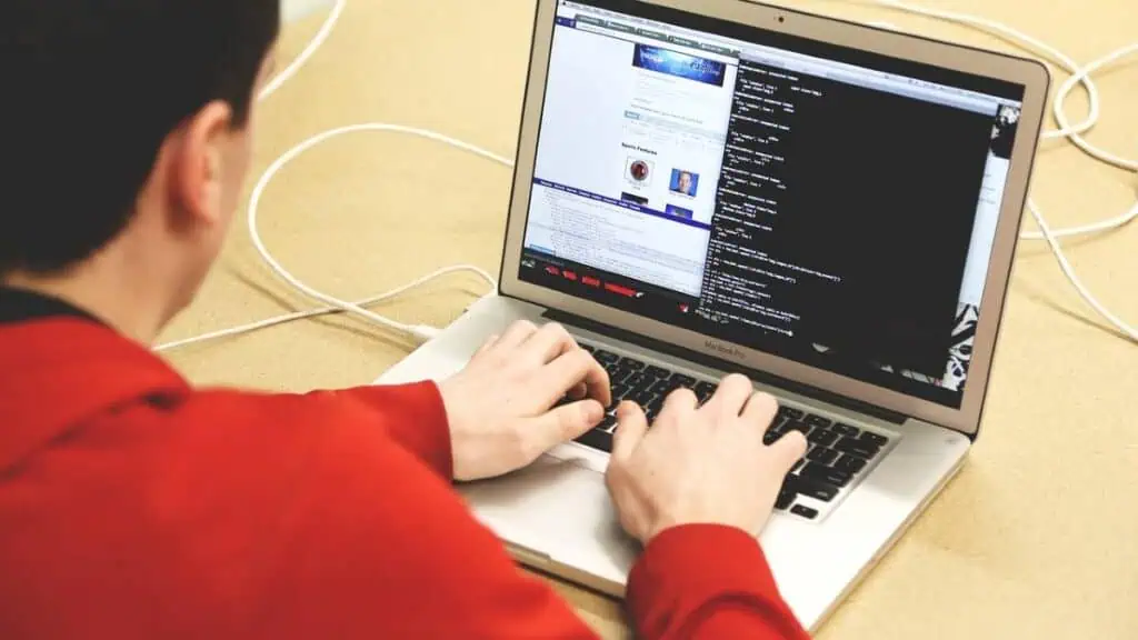 En 2022 se reportaron 54.000 denuncias por ciberataques en Colombia, ¿cómo mejorar la ciberseguridad en empresas? La ciberseguridad es uno de los principales temas que preocupa a los CEO, según EY