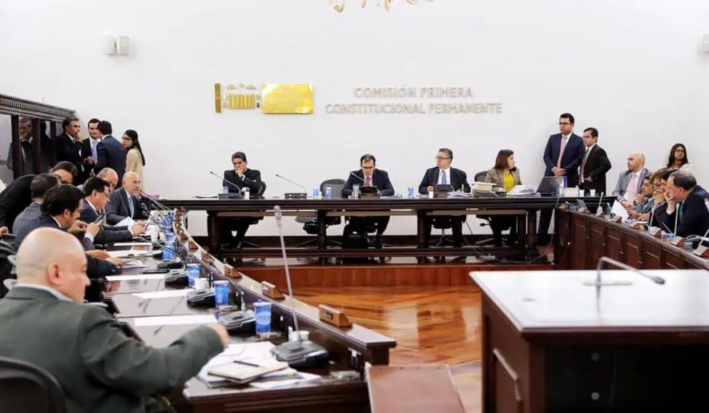 Gobierno Petro pide tumbar su propia reforma política Sesión de la Comisión Primera del Senado de Colombia