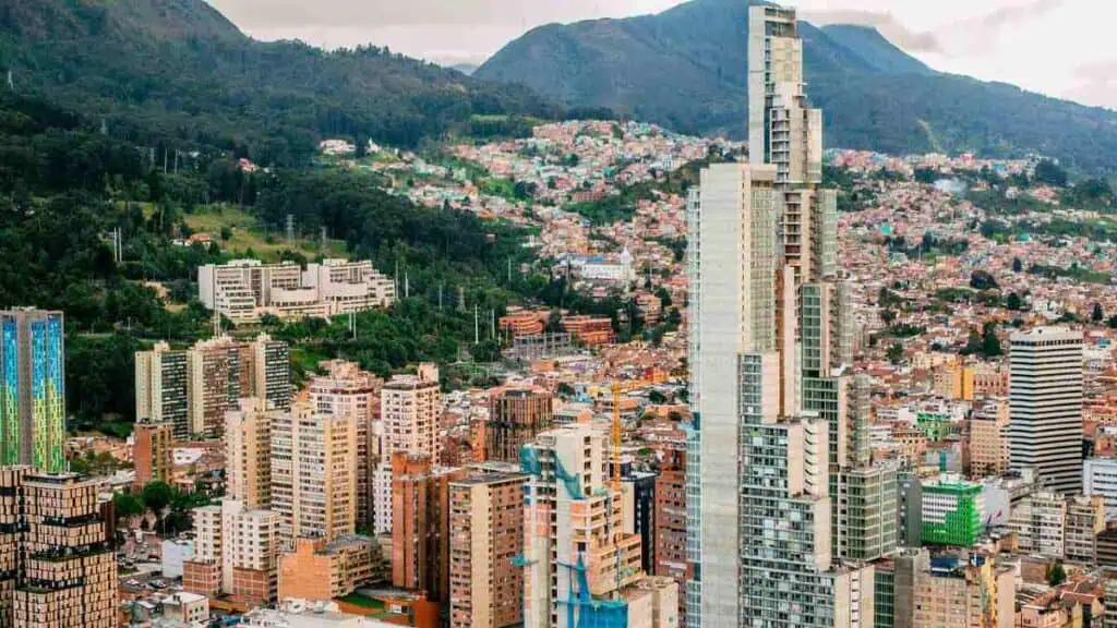 Economía de Colombia repuntó en enero, pero riesgos persisten: Credicorp Capital Cortes de agua en Bogotá