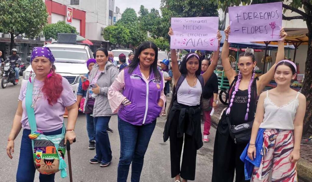 El gobierno estudia un bono para reducir la edad de pensión de las mujeres en Colombia que críen hijos