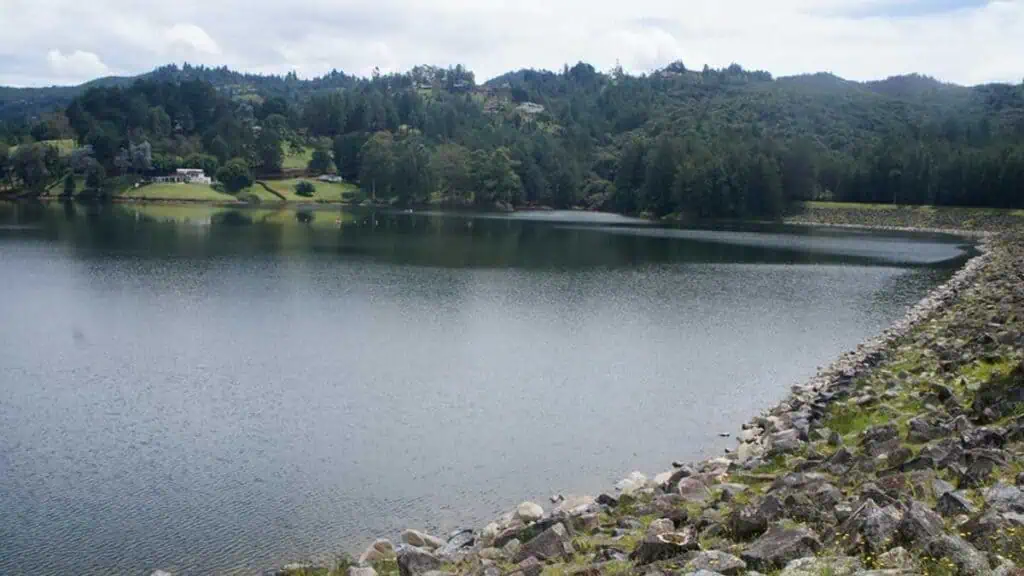 Nivel de embalses vuelve a subir en Colombia y se aleja de cifras críticas Embalse La Fe EPM