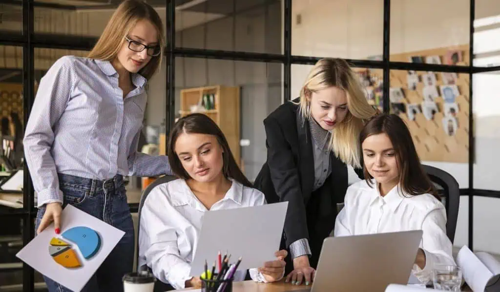 La mezcla generacional en el trabajo ¿Cómo impacta a su empresa? Descubra si presenta algún sesgo cognitivo.