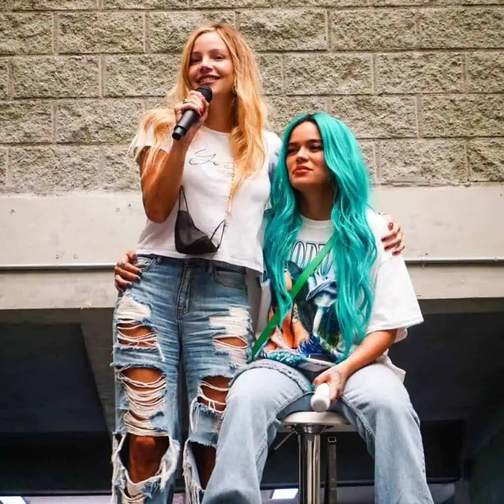 Fundaciones de Karol G y Acción Interna otorgan becas a mujeres privadas de la libertad en Bogotá Karol G y Johana Bahamón
