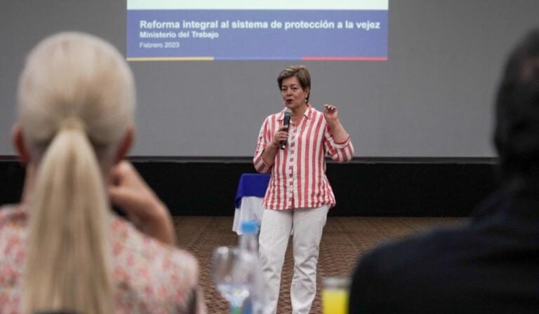 Gloria Inés Ramírez ministra de Trabajo entrega borrador de reforma pensional