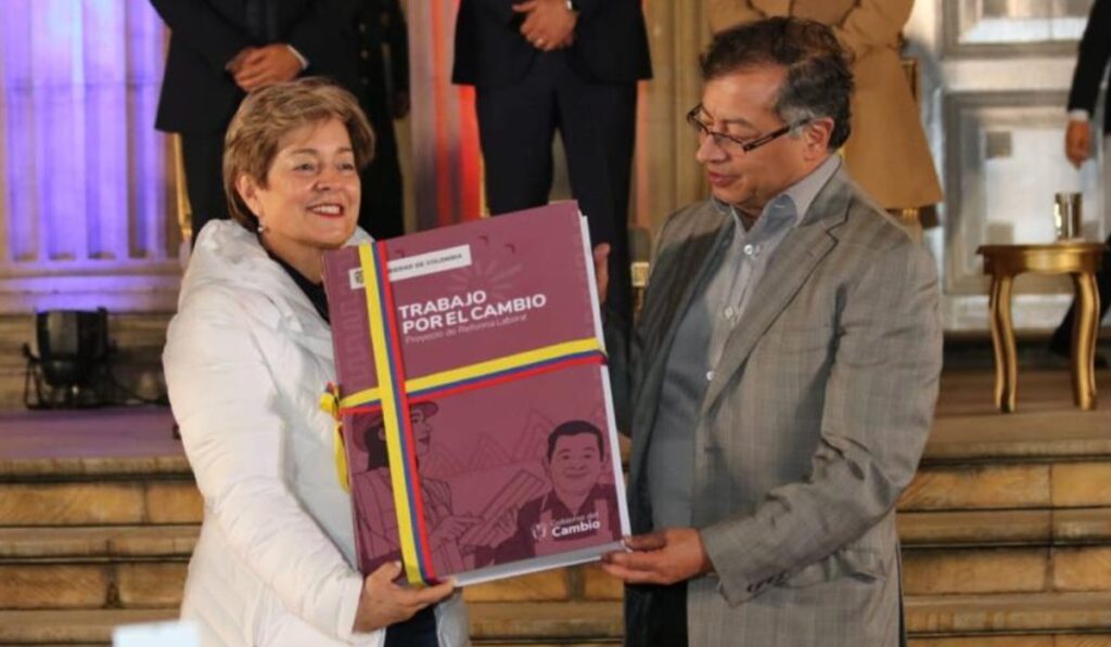 Gloria Inés Ramírez, ministra de Trabajo, y Gustavo Petro, presidente de Colombia, durante el acto de radicación de la reforma laboral. Foto: Presidencia.