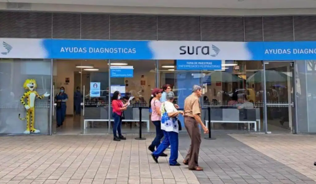 EPS en Colombia: ¿Podrían desaparecer y en cuánto tiempo si se aprueba reforma a la salud? Fachada de una EPS de Sura