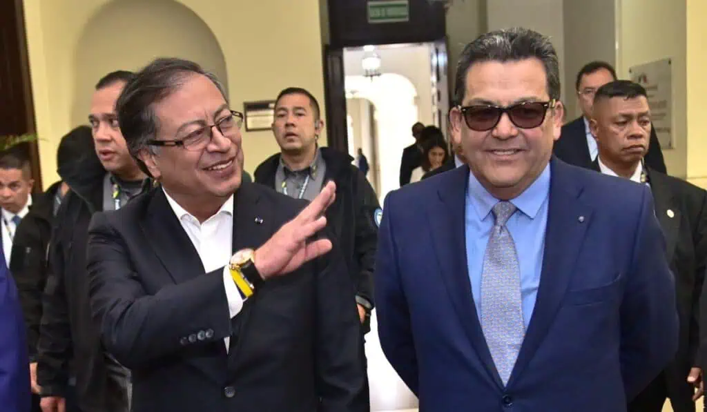 Pensionados en Colombia pagarán menos por salud en 2024: Esto reglamentó el gobierno Petro Gustavo Petro, presidente de Colombia, y Jaime Dussán, presidente de Colpensiones, caminan por los pasillos del Congreso.