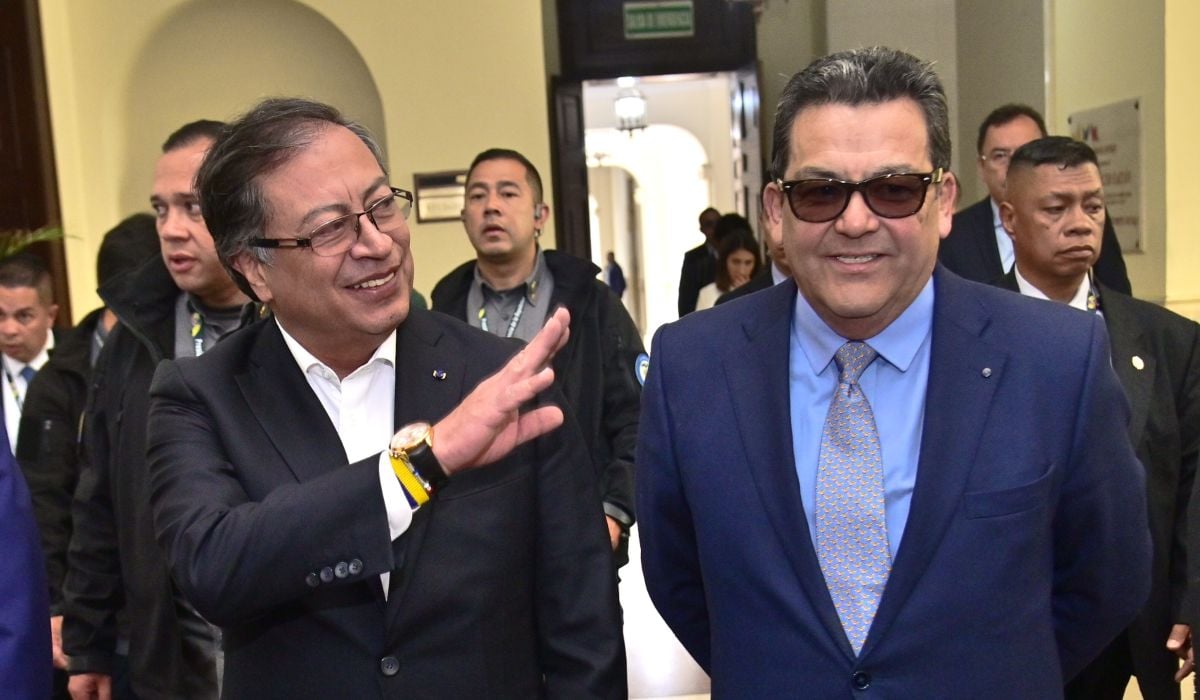 Gustavo Petro, presidente de Colombia, y Jaime Dussán, presidente de Colpensiones, caminan por los pasillos del Congreso.