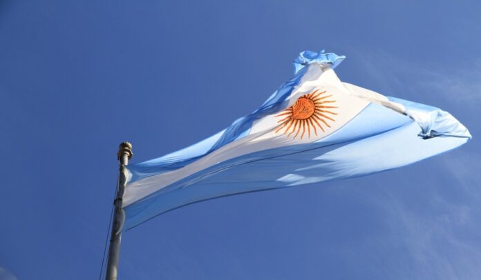 Inflación en Argentina alcanzó tres dígitos: fue de 102,5 % en febrero