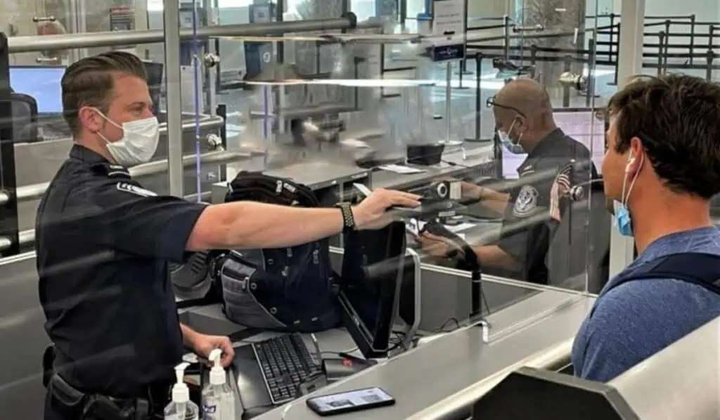 Claves para mantener la calma en inmigración de aeropuertos en Estados Unidos Claves para superar los puestos de inmigración en Estados Unidos