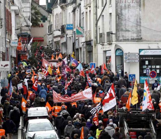 La reforma pensional de Macron genera polémica y nuevas protestas en Francia, ¿en qué consiste?