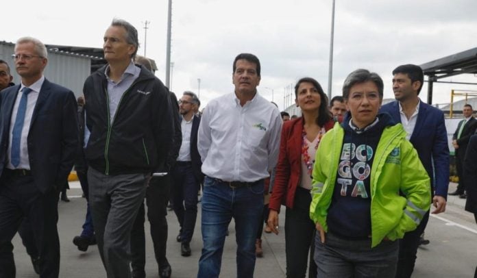 Lanzan bus en Bogotá que se mueve con hidrógeno
