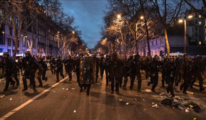 Más de 400 detenidos en Francia por protestas en contra de la reforma pensional