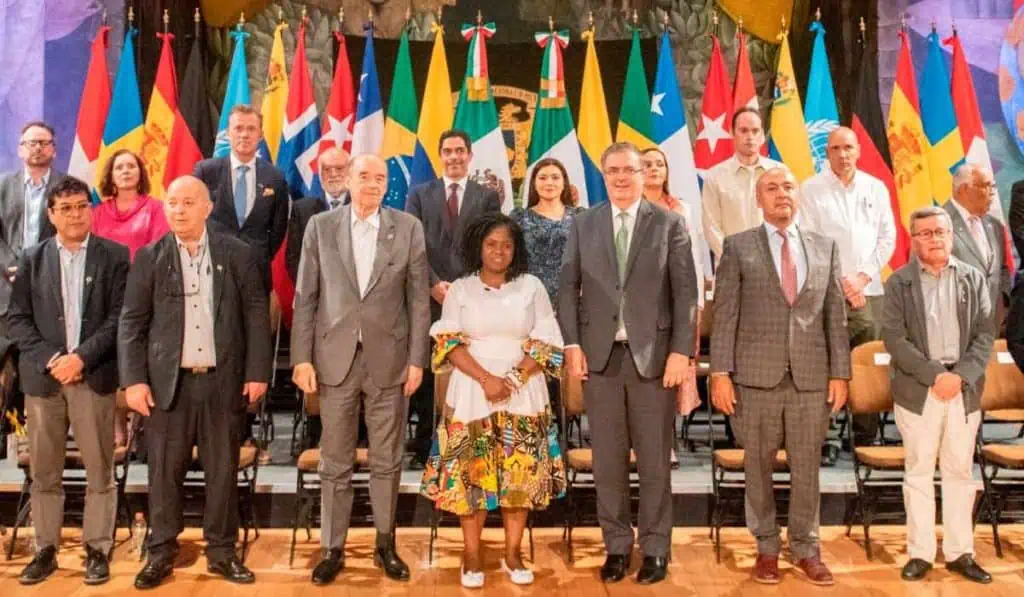 Colombia llama a consultas a negociadores con el ELN tras ataque a militares Representantes de la mesa de diálogos de Colombia y el ELN, reunidos en México