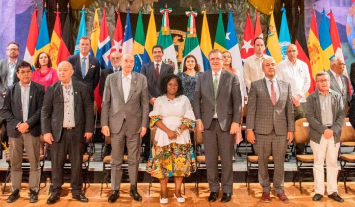 Mesa de diálogo Colombia ELN Representantes de la mesa de diálogos de Colombia y el ELN, reunidos en México