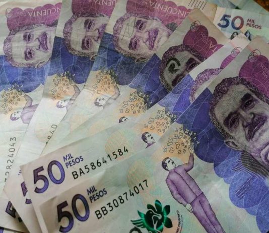 Imagen muestra billetes de 50.000 pesos en Colombia