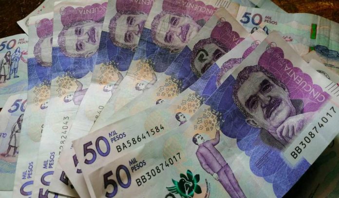 Imagen muestra billetes de 50.000 pesos en Colombia