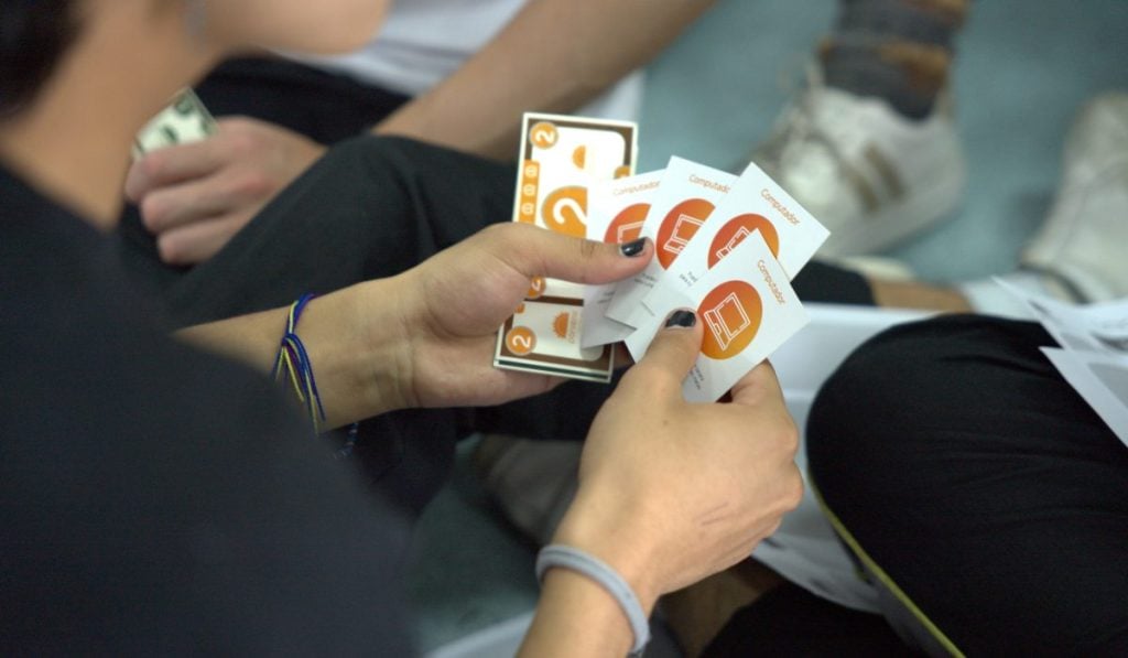 Aspecto del juego de mesa 'El futuro es ahorra' en la jornada con los estudiantes del I.E.D. Colegio Rodolfo Llinás en Bogotá. Foto: cortesía Porvenir.