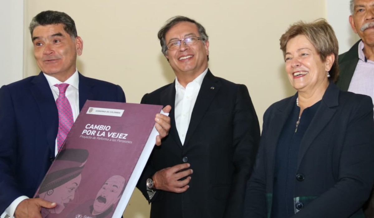 El Gobierno de Colombia radicó la reforma pensional ante el Congreso. En la foto: Gregorio Eljach, secretario general del Senado; Gustavo Petro, presidente de Colombia, y Gloria Inés Ramírez, ministra de Trabajo. Foto: MinTrabajo.