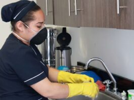 Trabajadora doméstica realiza sus labores del hogar