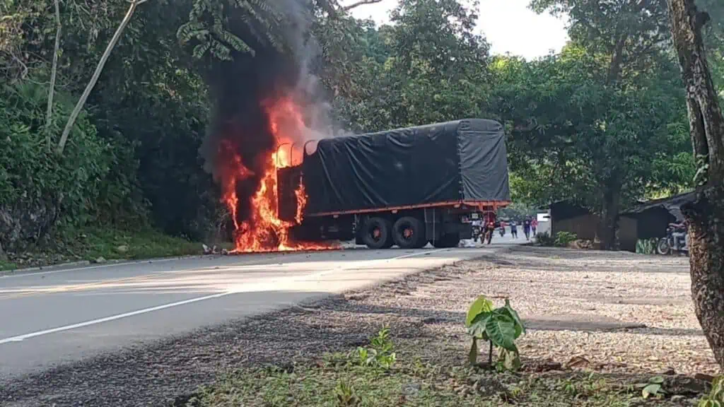 Petro rompe el acuerdo de paz con el Clan del Golfo Vehiculos incinerados en el Bajo Cauca
