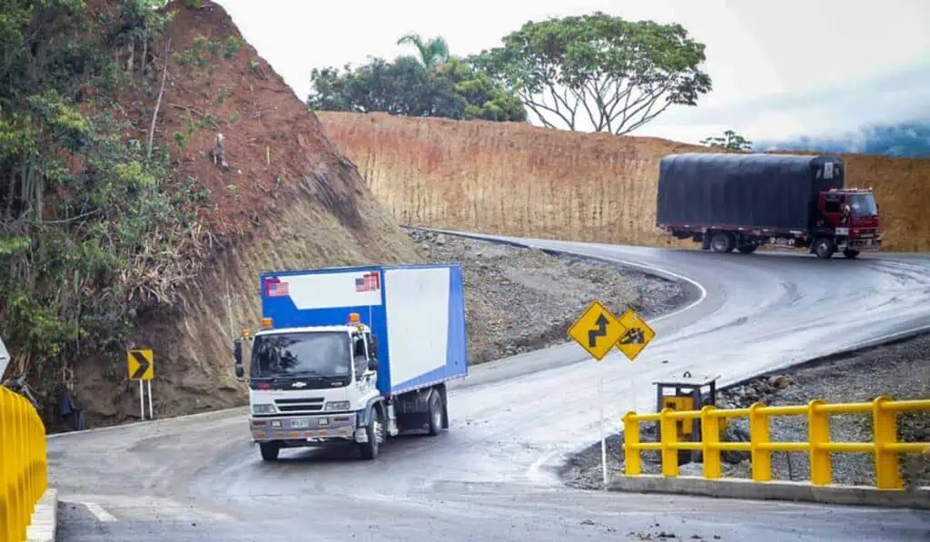 Tras abrir ruta alterna, Petro dice que vía Panamericana estará lista en julio Vía alterna Panamericana