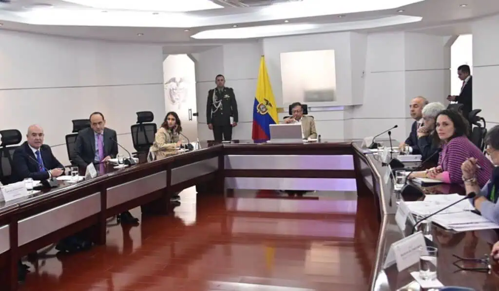 Caso Viva Air: Gobierno Petro podría intervenir mercado aeronáutico en Colombia Reunión Gobierno Petro Viva Air