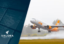 Avión de Ultra Air despega desde el aeropuerto El Dorado de Bogotá