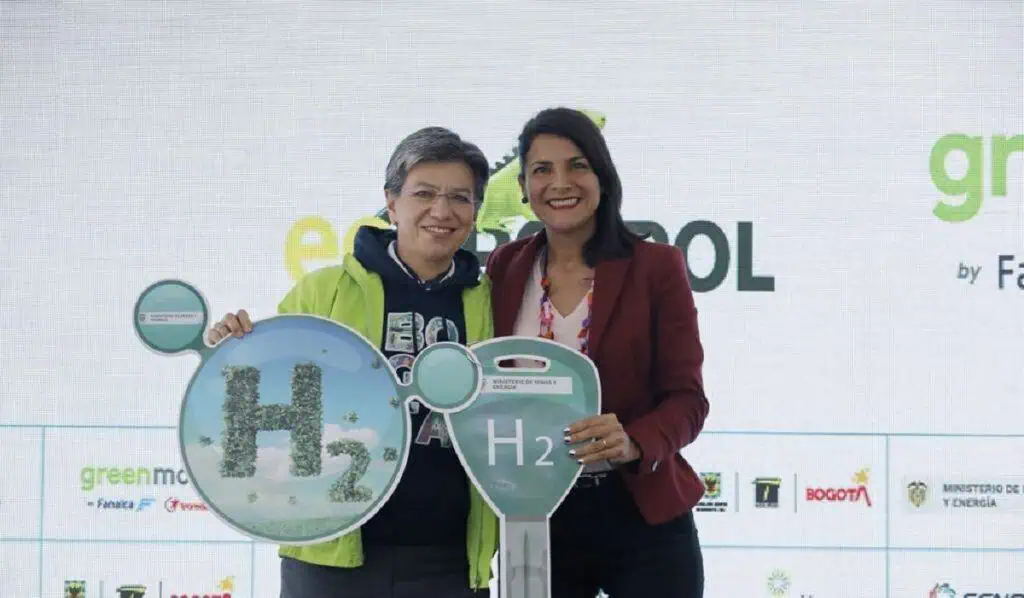 Gobierno Petro financiará proyectos de transporte público con bajas emisiones Inauguración de bus movido con energías de bajas emisiones