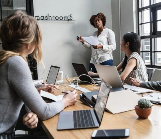 Mujeres en juntas directivas