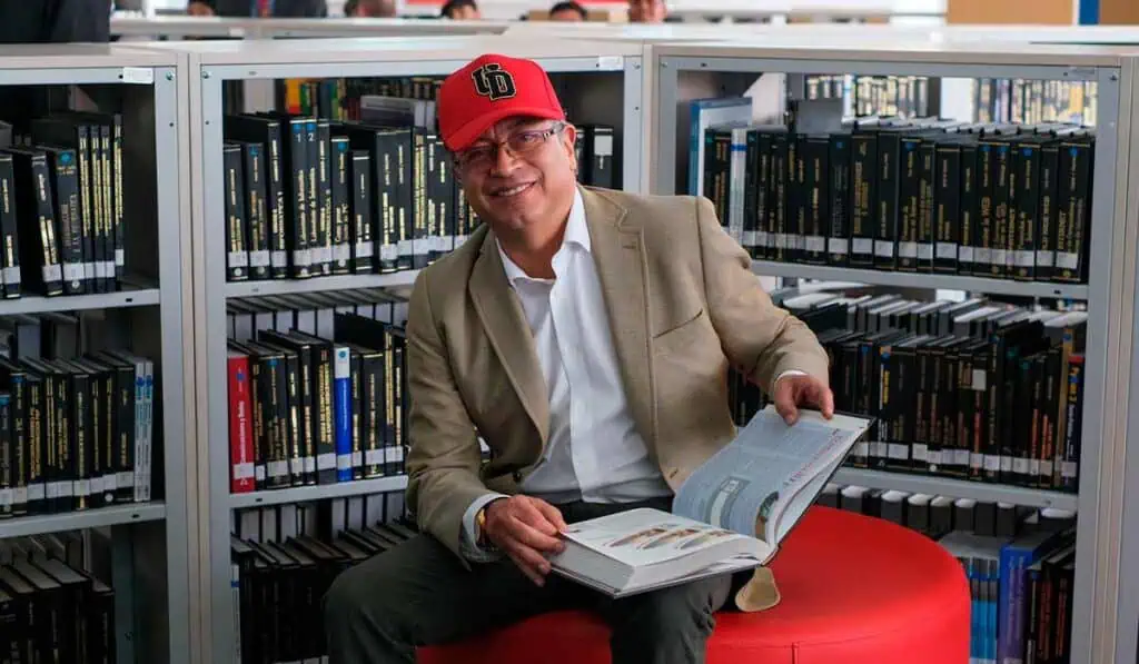El SENA se transformaría en universidad, según propuesta de Petro Presidente Gustavo Petro en la Universidad Distrital