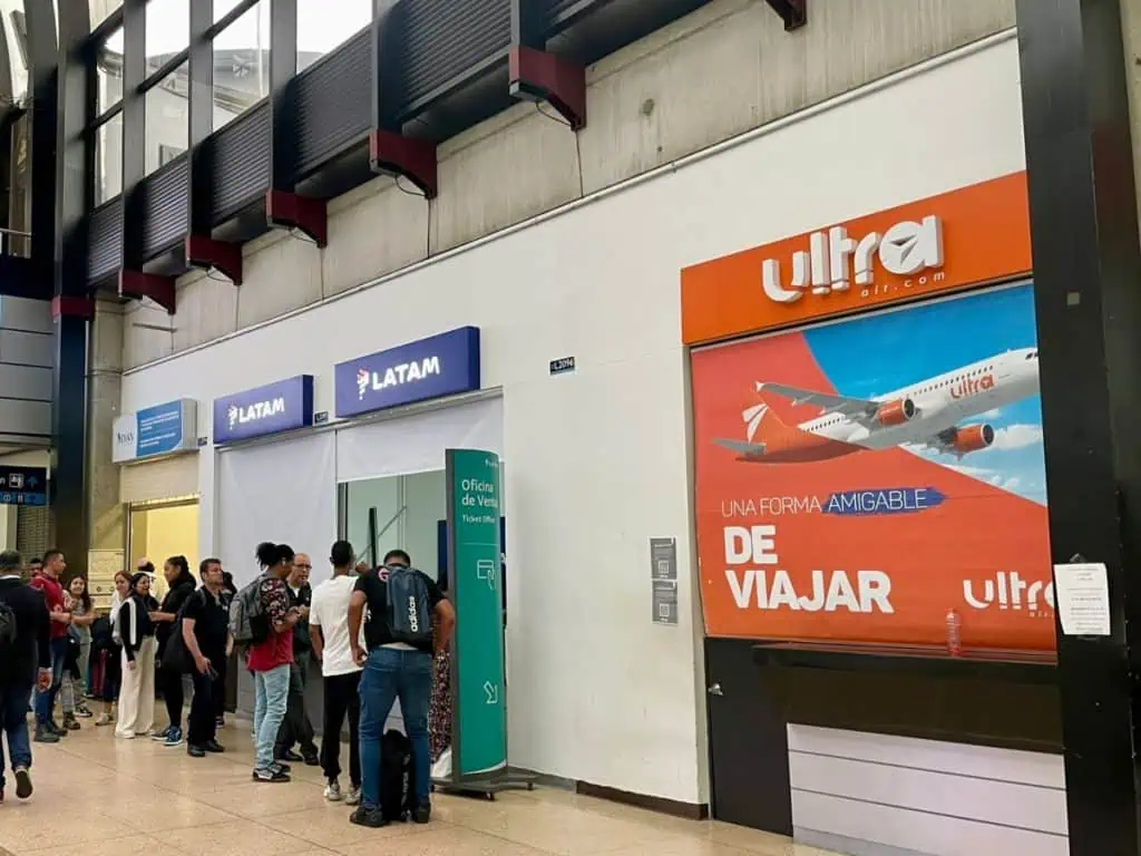 Gobierno Petro protege a viajeros por quiebra de Ultra, pero rebaja de impuestos a tiquetes se demorará Ultra Air en Colombia