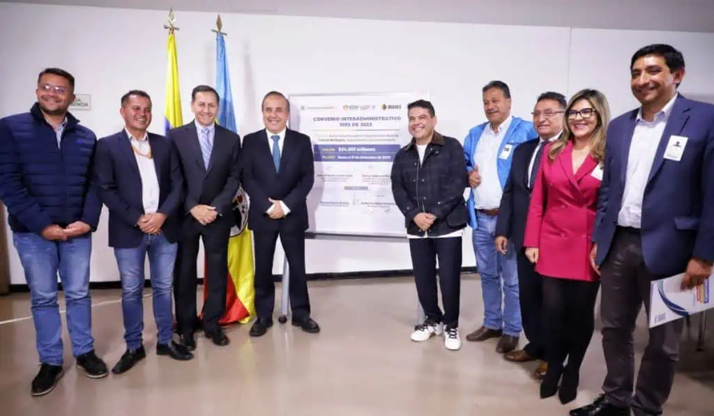 Listos $24 mil millones para avanzar en nueva vía entre Bogotá y el Llano Miembros del Gobierno Nacional y autoridades regionales avanzan en la Troncal del Guavio