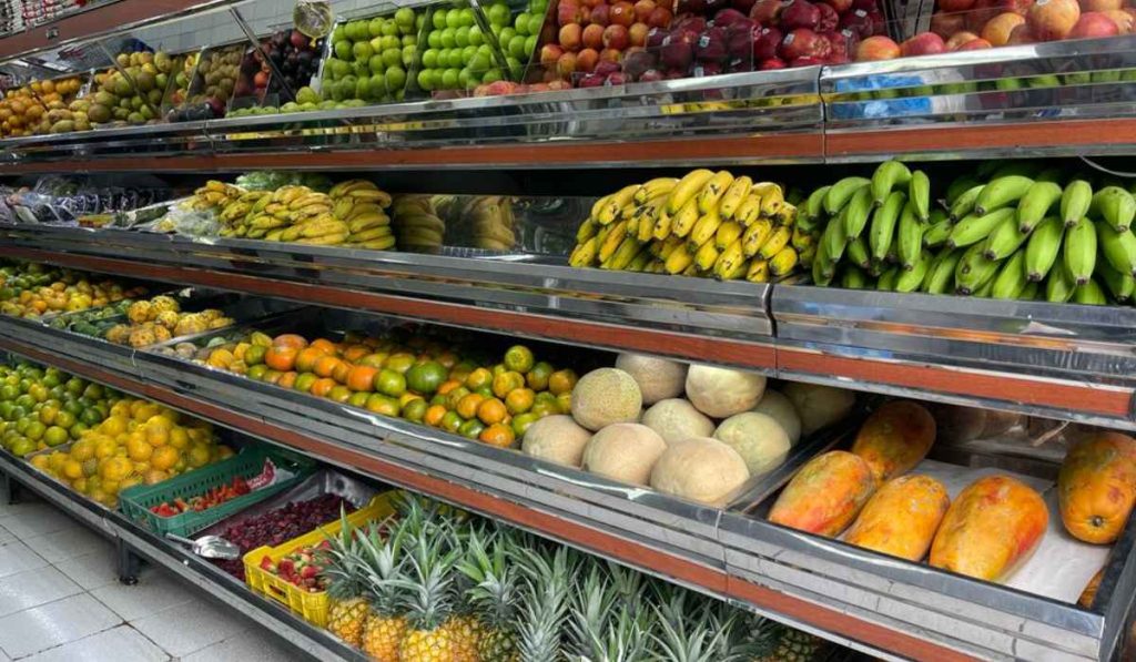 Venta de alimentos en una tienda de barrio en Colombia