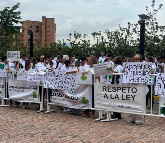 Trabajadores del denominado Grupo Empresarial Antioqueño (GEA) protestan a las afueras del Country Club de Medellín, en la antesala de la Asamblea de Grupo Nutresa del 11 de abril