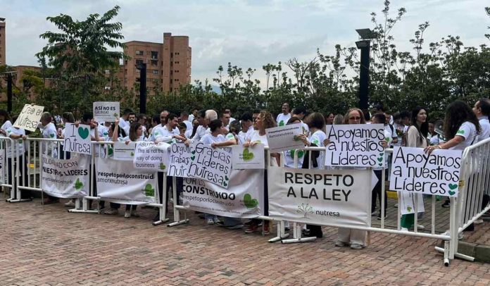 Trabajadores del denominado Grupo Empresarial Antioqueño (GEA) protestan a las afueras del Country Club de Medellín, en la antesala de la Asamblea de Grupo Nutresa del 11 de abril