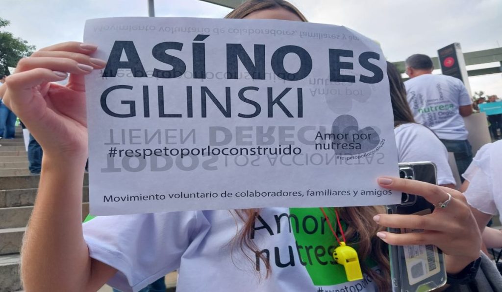 Protestas de trabajadores en la asamblea Sura y Gilinski
