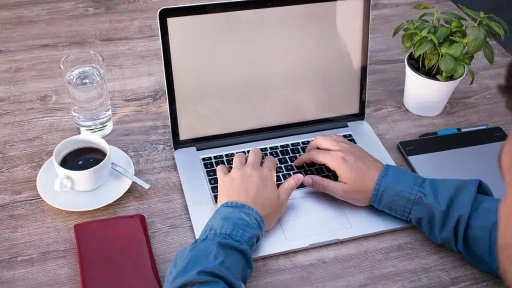 Cobranza inteligente: empresas en Colombia buscan implementar las IA Persona pidiendo un crédito por internet