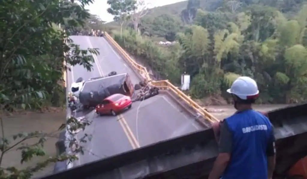 Puente La Vieja: las tres teorías del Gobierno sobre la caída de la estructura Caída del puente La Vieja, entre Valle del Cauca y Quindío